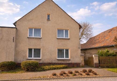 Foto - Haus mit großem Grundstück und Garten