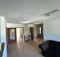 große helle 6 Zimmer Wohnung - 1.400,00&nbsp;EUR Kaltmiete, ca.&nbsp; 156,00&nbsp;m&sup2; in Bergrheinfeld (PLZ: 97493)