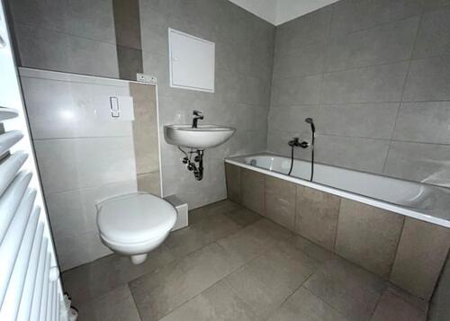 Foto - Große 3-Raum-Wohnung - Frisch saniertes Bad mit Wanne