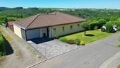 Foto - Moderner, freistehender Bungalow mit großem Garten