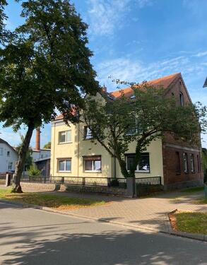 Foto - Mehrfamilienhaus mit großer Halle , Garten und 4 Garagen