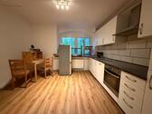 Foto - Weitläufe Drei-Zimmer-Wohnung inklusive Tageslichtbad und Einbauküche
