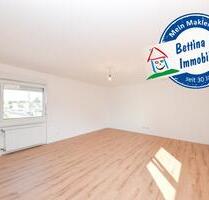 DIETZ: SANIERTE 4-Zimmer-Wohnung - 1. Obergeschoss im 2-Familienhaus! 12 Garage + 2 PKW-Außenplätze - Hasselroth