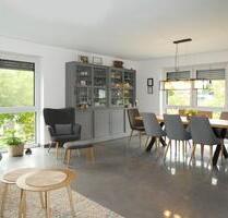 AUMÜLLER-Immobilien - Moderne 2,5-Zi-Wohnung mit 2 Stellplätzen in ruhiger Lage in Schlüchtern-Stadt