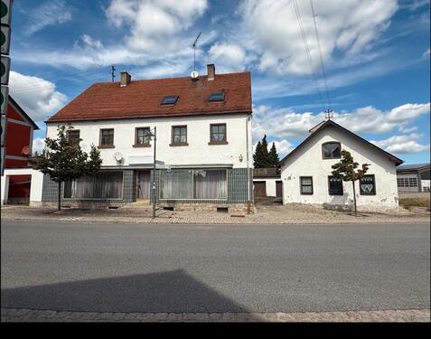 Foto - Wohnhaus mit Ladenfläche und Nebengebäude
