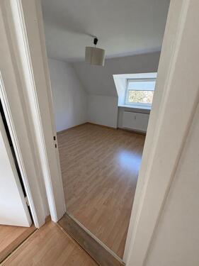 Foto - 2 Zimmer Dachgeschoss Wohnung - 450,00&nbsp;EUR Kaltmiete, ca.&nbsp; 33,00&nbsp;m&sup2;