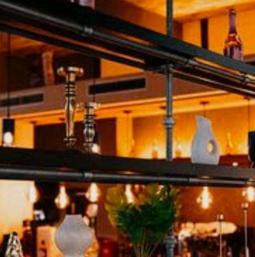 Foto - Restaurant mit Terrasse und Parkplätze