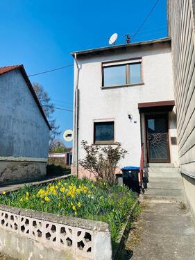 Foto - Renovierungsbedürftiges einseitig angebautes Einfamilienhaus