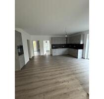 Neubau! Moderne 3-Zimmer-EG-Wohnung mit Terrasse, Garten und großem Hobbyraum - Neukirchen vorm Wald