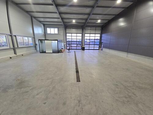 Foto - Gewerbehalle 300 m² – Büro-Glascube, 2 Sektionaltore, Starkstrom