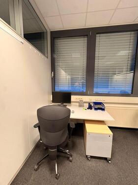 Foto - Moderne Büroarbeitsplätze auf Wunsch mit Schreibtisch und Stuhl