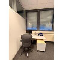 Moderne Büroarbeitsplätze auf Wunsch mit Schreibtisch und Stuhl - Baienfurt