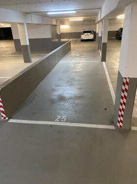 Foto - Großzügiger Parkplatz in Uni Campus Klinikum Nähe