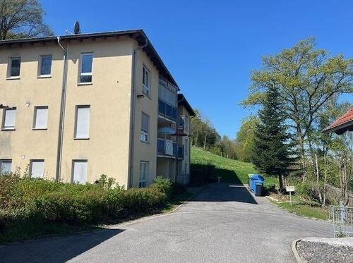 Foto - Barrierefreie, ruhig gelegene 2 Zimmer-Wohnung mit Balkon, Keller u. Kfz-Stellplatz, Wfl. 58m²!