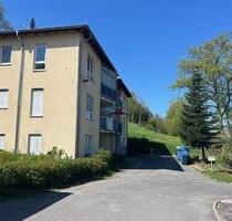 Barrierefreie, ruhig gelegene 2 Zimmer-Wohnung mit Balkon, Keller u. Kfz-Stellplatz, Wfl. 58m²! - Eltmann