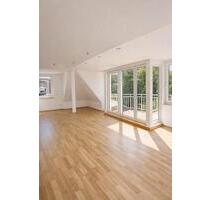 Sanierte sonnige 2-Zimmer DG Wohnung direkt am Benrather Schlosspark mit Klimaanlage - Düsseldorf Stadtbezirk 9