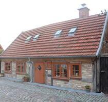 Wunderschönes kleines Denkmal am Wasser in der Altstadt - Bützow