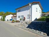 Foto - Einfamilienhaus mit Doppelgarage und schönem Garten