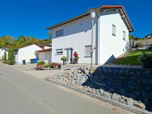 Foto - Einfamilienhaus mit Doppelgarage und schönem Garten