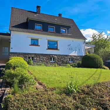 Foto - gepflegtes Wohnhaus mit Baugrundstück