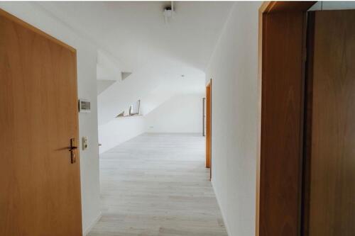 Foto - Sofort bezugsfrei: frisch renoviert, neuer Boden, Küche & Balkon