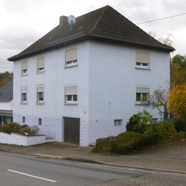 Foto - 2-Familienwohnhaus mit Garten und Garage