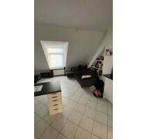 Helle, voll möblierte 2-Zimmer-DG-Wohnung in Leipzig-Altlindenau