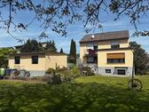 Foto - Zweifamilienhaus mit großem Garten und 2 Garagen
