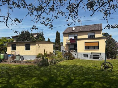 Foto - Zweifamilienhaus mit großem Garten und 2 Garagen