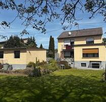 Zweifamilienhaus mit großem Garten und 2 Garagen - Hargesheim