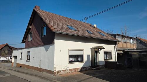 Foto - Wohnhaus mit Garten, Garagen und Hof