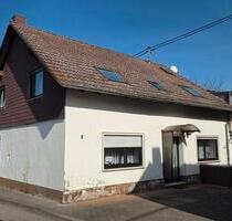 Wohnhaus mit Garten, Garagen und Hof - Medard