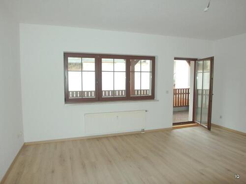 Foto - Stadtzentrum: Ruhige 2-Zimmer-Wohnung mit großem Holz-Balkon, separater Küche und neuem Laminatboden