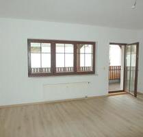 Stadtzentrum: Ruhige 2-Zimmer-Wohnung mit großem Holz-Balkon, separater Küche und neuem Laminatboden - Torgau