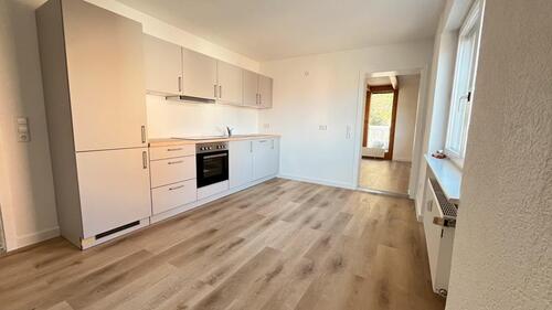 Foto - Großzügige 4-5 Zimmer Wohnung. Renoviert und Zentral.