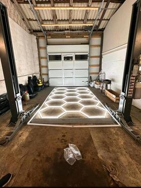 Foto - Halle Werkstatt Auto Hobby Schrauber Scheune Hebebühne