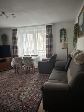 Foto - Schön geschnittene 3ZKB-Altbauwohnung mit Balkon im 1. OG in Stadtzentrumnähe