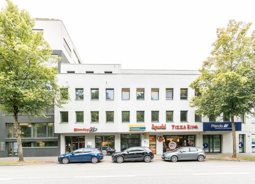 Foto - Helle Büroräume mit Einbauküche und Badezimmer