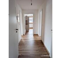 Erstbezug 2026: Sanierte 2-Zi.-DG-Wohnung mit Balkon & neuer EBK in Hemau