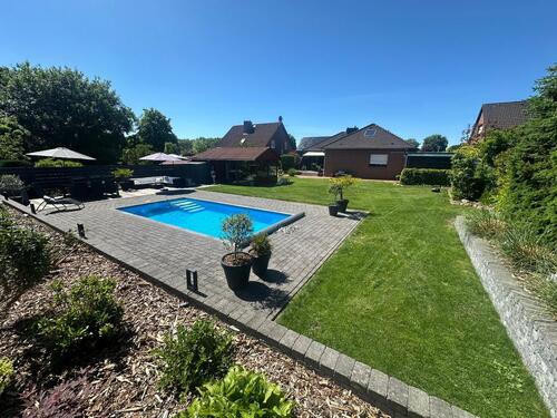 Foto - Wohnen wie im Urlaub: Sarnierter Bungalow mit Außenpool