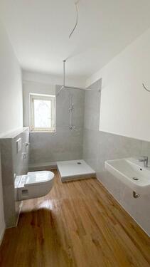 Foto - Erstbezug nach Kernsanierung - 2 Zi m. Balkon + Tageslichtbad