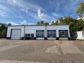 Foto - Lagerhalle mit Büro, Sanitär und großer Parkplatz