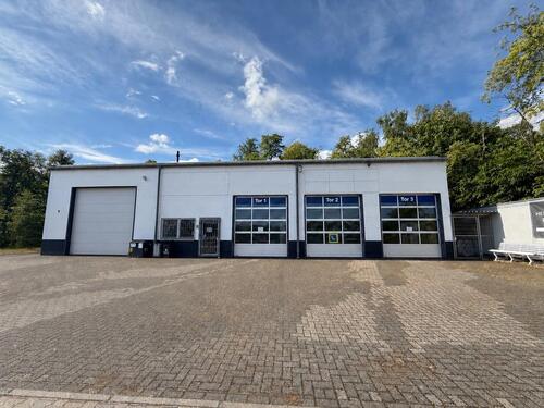 Foto - Lagerhalle mit Büro, Sanitär und großer Parkplatz