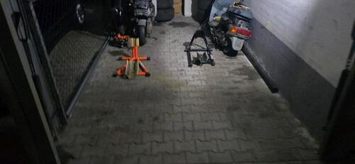 Foto - Motorrad Garage Winter Parkplatz mit Waschplatz