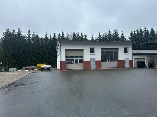 Foto - Lagerfläche mit Halle und separater Waschanlage