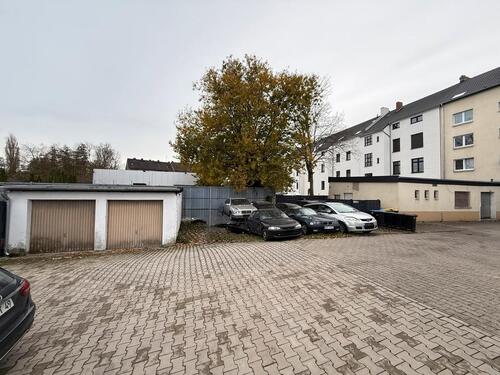 Foto - Autoplatz für zehn Autos + 1 Garage