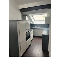 WÖLLSTADT - Gemütliche 2-Zimmer DG-Wohnung mit EBK