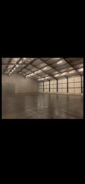 Foto - Vollisolierte, freitragende Lagerhalle, Gewerbehalle