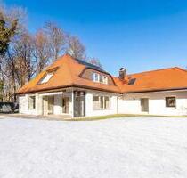 Familiär und vielseitig: Großzügige Villa mit viel Privatsphäre, Garten und Pool - München Trudering-Riem
