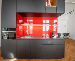 Zuhause in zwei Berliner Welten: Gründerzeit-Apartment mit Charme und Süd-Balkon